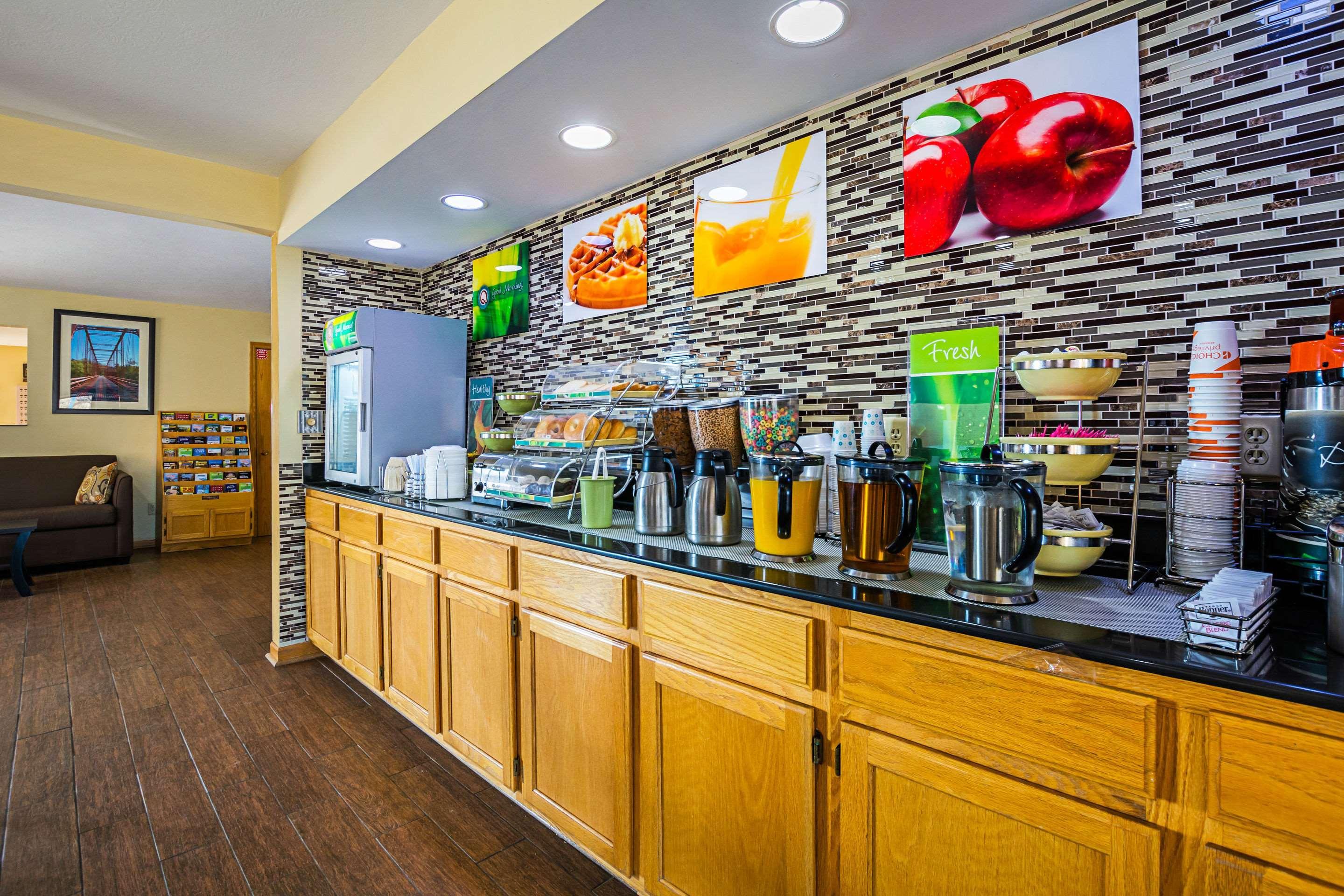 Quality Inn & Suites Greensburg I-74 Bagian luar foto